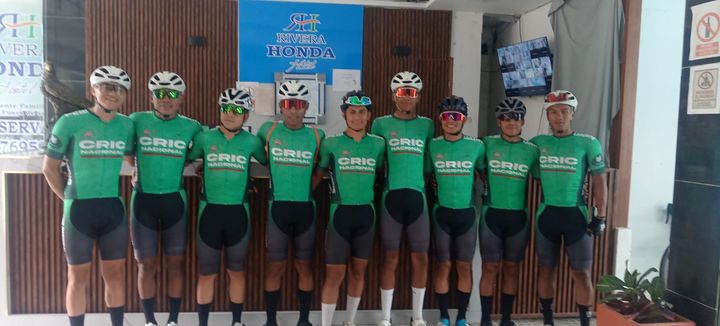 Equipo de ciclismo CRIC Nacional en la recepción del hotel