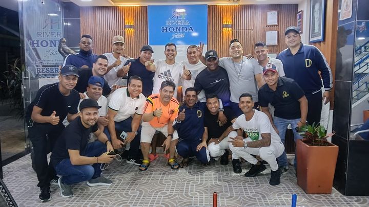Diomedes de Jesús Díaz con su agrupación musical en el lobby del hotel