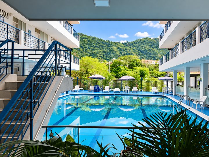 Piscina vista desde la escalera, con la montaña al fondo